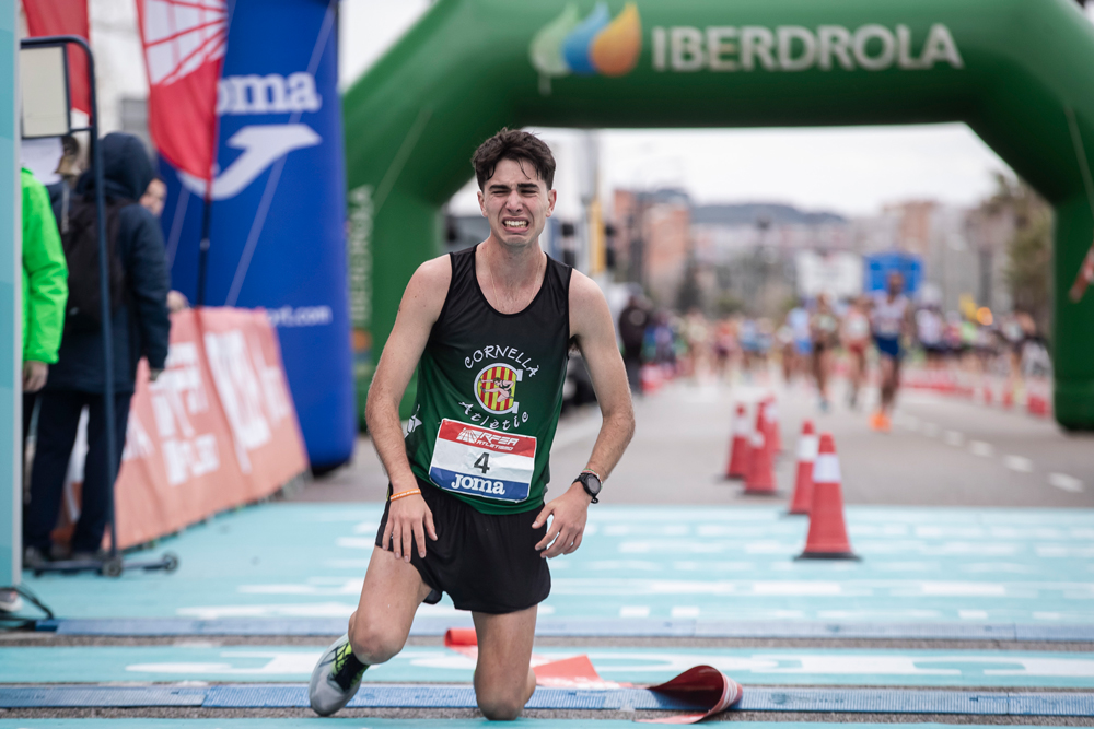 Paul McGrath arrodillado Zaragoza 2024