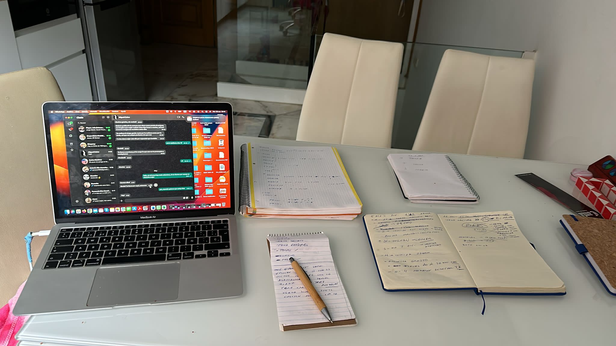 Antonio Serrano, mesa de trabajo