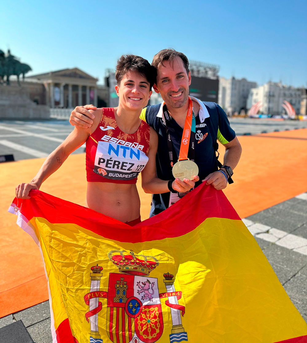 Jacinto Garzón y María Pérez con bandera