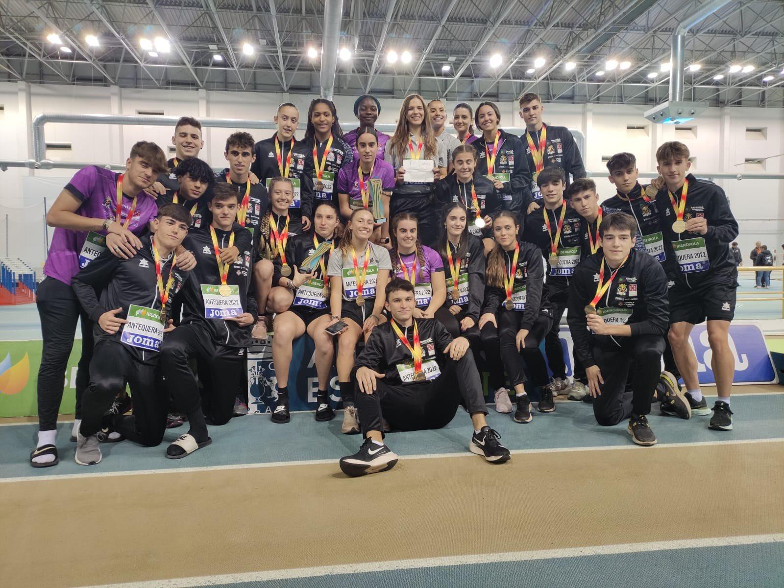 Los dos equipos del Playas de Castellón celebran los títulos