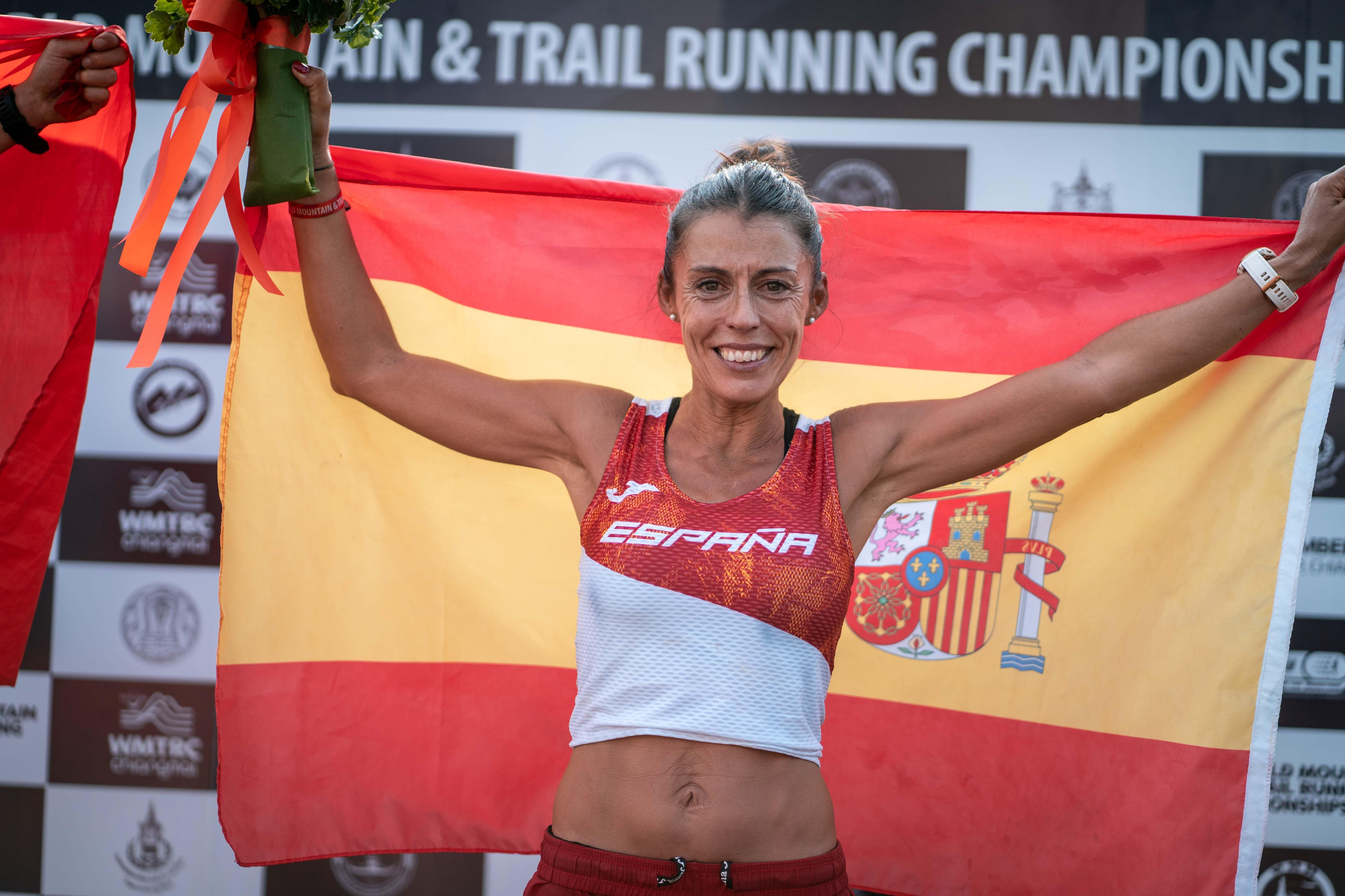 Gemma Arenas posa con la bandera de España