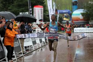 El campeón olímpico de 10.000 m ilumina Elgoibar
