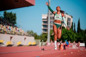 María Vicente da un golpe sobre la mesa saltando 1.80m en altura