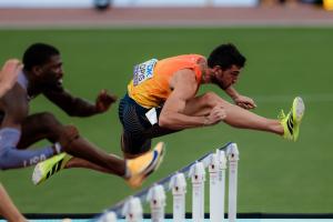 Quique Llopis: "En el atletismo, se gane o se quede último, se felicita al rival; cuando jugaba al fútbol, la diferencia era abismal" Quique Llopis: "En el atletismo, se gane o se quede último, se felicita al rival; cuando jugaba al fútbol, la diferencia era abismal"