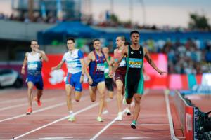 Mohamed Attaoui bate su marca en 800m aunque acaba alcanzado en los Millrose Games de Nueva York