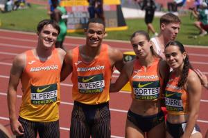 Un relevo 4x100 mixto de récord